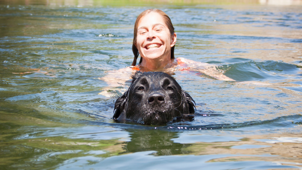 sport: nuotare con il cane